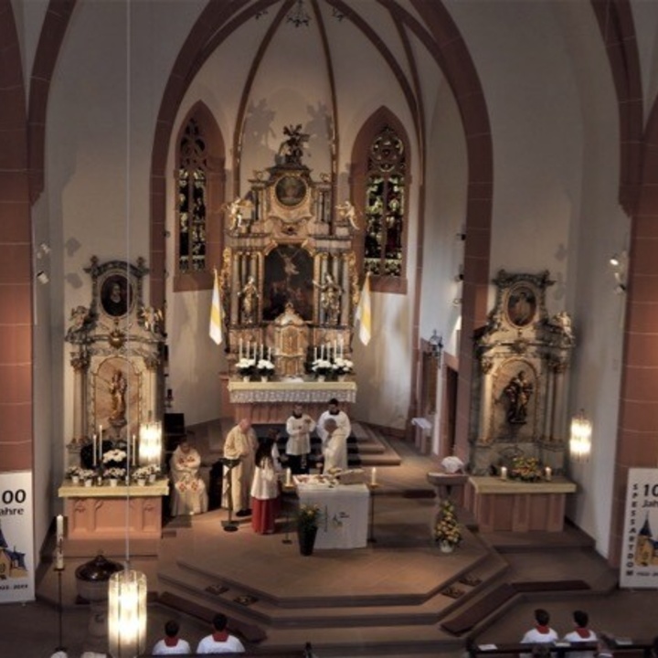 Lockere, fast familiäre Atmosphäre und harmonische Musik prägten den Festgottesdienst im „Spessartdom“.