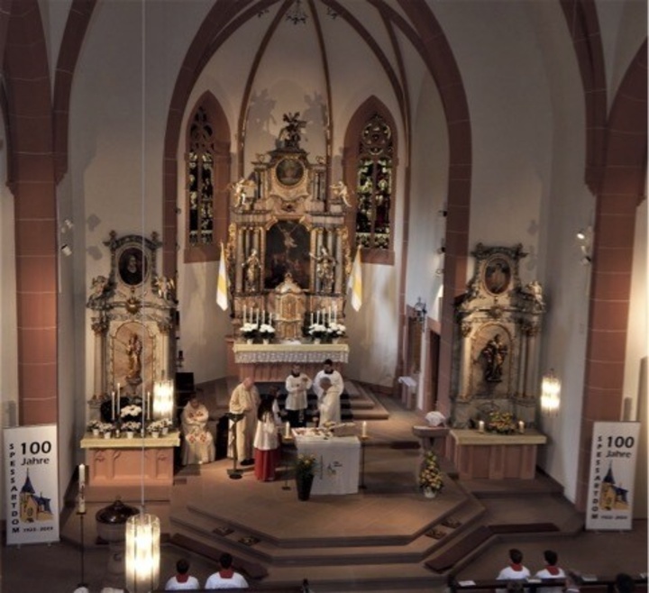 Lockere, fast familiäre Atmosphäre und harmonische Musik prägten den Festgottesdienst im „Spessartdom“.